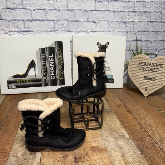 UGG Women's 1007760 Akadia Stout / Black Winter Booties Lace Up Boots Leather 7 - Picture 1 of 11